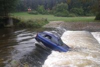 Osobní vůz skončil v řece Volyňce