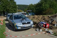 Policii ujížděl agresivní motorkář na drogách: Zastavil ho až výkop