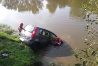 Berounští hasiči vytáhli z řeky Berounky osobní auto