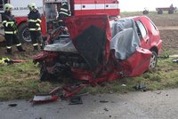 Nehodu, při které zemřeli dva lidé, zavinil pravděpodobně řidič v odcizeném vozidle