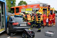 Tramvaj se srazila s osobákem: Cestující z tramvaje místo pomoci odešli