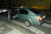 Taxikář předložil strážníkům v Praze padělané osvědčení
