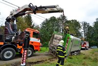 VIDEO: Ostravští hasiči vyprošťovali popelářský vůz z měkké půdy