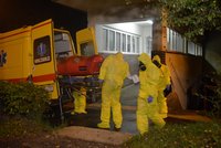 Záchranáři za přísných bezpečnostních podmínek převezli do Prahy nemocnou ženu