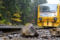 Osobní vlak najel do kamení spadlého ze stráně nad kolejemi
