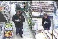 PÁTRÁNÍ: Muž kradl v prodejně, poté poškodil vstupní dveře a utekl