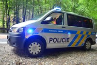 Ženu na Liberecku pravděpodobně usmrtil automobil, jehož řidič z místa ujel