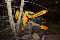 Opilý řidič smetl zaparkovaný vůz a ujel, o půl kilometru dál narazil do lampy