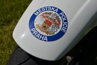 Strážníci zadrželi pachatele vloupání do provozovny, prý potřeboval peníze na drogy