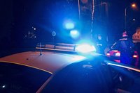Žena bránila opilého řidiče motocyklu s nožem v ruce a napadla ivančické policisty