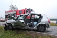 Řidičku museli po nehodě z osobního vozu vyprostit přivolaní hasiči