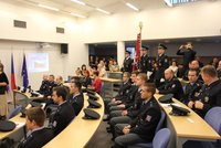 V Olomouci slavnostně přijali 29 nových policistů