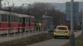Popravu v tramvaji číslo 17 stále doprovází řada otazníků. Policisté tápají, po téměř všech svědcích se takřka slehla zem.