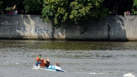 Drama na Vltavě: Hasiči zachraňovali turisty na šlapadle