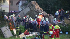 Povoláni byli také psovodi a speciální jednotka, která hledá lidi v závalech