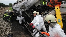 V hořícím autobuse po nehodě zemřeli dva lidé