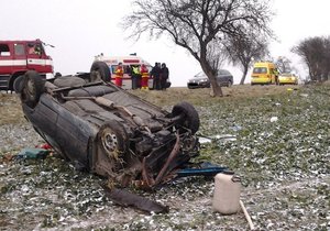 Vozidlo skončilo po nehodě na střeše v poli