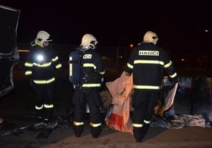 Požár dodávky zaměstnal hasiče i policisty