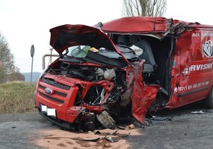 Po nehodě dodávky s autobusem museli hasiči vyprostit jednoho z řidičů