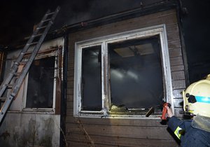 K požáru unimobuněk na Kladensku vyjížděli hasiči a policisté