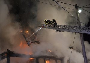 Složky IZS zaměstnal požár zemědělské usedlosti