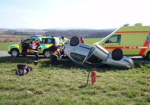 Automobil skončil po dopravní nehodě na Zlínsku na střeše