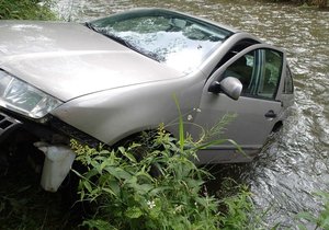 Hasiči lovili z řeky Opavy osobní auto, řidička vyvázla nezraněna