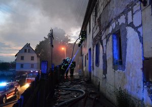 Při požáru obytného domu na Dlouhé Mezi se zranili tři hasiči