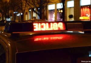 Zdrogovaný a opilý muž v kradeném autě ujížděl hlídce PČR, na policisty najížděl