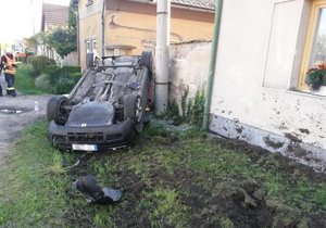 Auto skončilo po nehodě v obci Dřísy na střeše