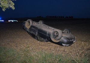 Ujíždějící řidič skončil s autem na střeše, poté se dal na útěk