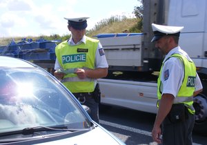Policisté na Kladensku rozdávali řidičům nealko pivo