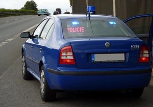 Sokolovští kriminalisté sdělili obvinění muži, který na R6 vybržďoval vozidla