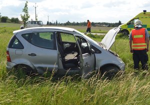 Řidič ujel od dopravní nehody, o kus dál se s vozem přetočil přes střechu a skončil v poli