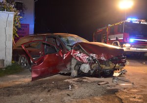 Po nárazu auta do zdi museli hasiči vyprostit spolujezdce, řidič utekl