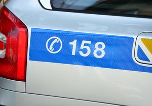 Policisté přistihli při činu tři pachatele vloupání, i přes varovnou střelbu ale pachatelé utekli