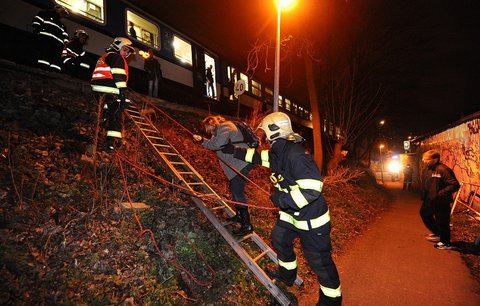 Vlak v Praze usmrtil muže, cestující museli evakuovat hasiči po žebříku