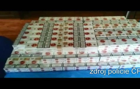 VIDEO: Muž převážející cigarety se pokusil uplatit policisty, marně