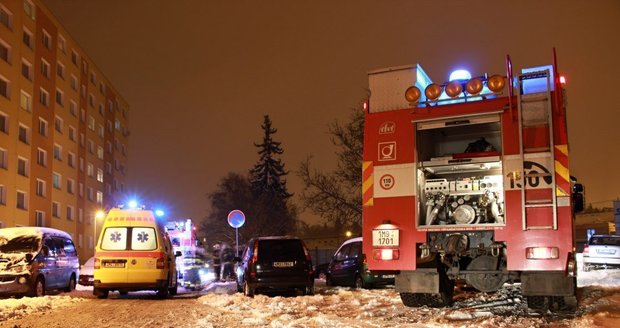 Promrzlého muže nalezli hasiči u stojanu na kola