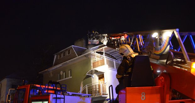 VIDEO: Složky IZS zasahovaly u požáru střechy v Radotíně