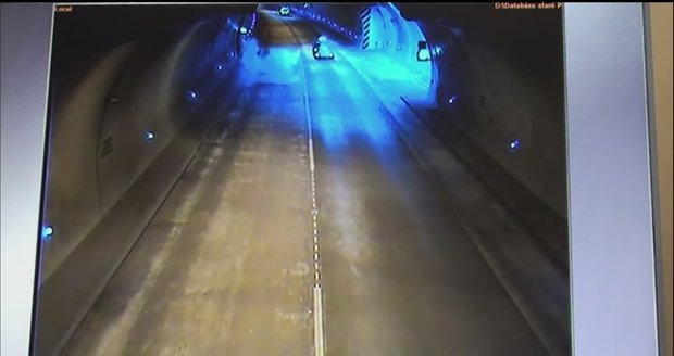 VIDEO: V tunelu na dálnici někdo vyhodil z auta pyrotechniku, ta explodovala