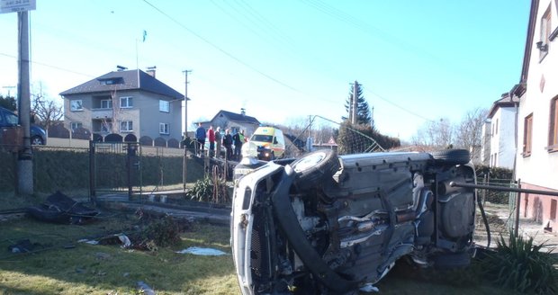 Auto po nehodě v Těrlicku poškodilo plynovou přípojku