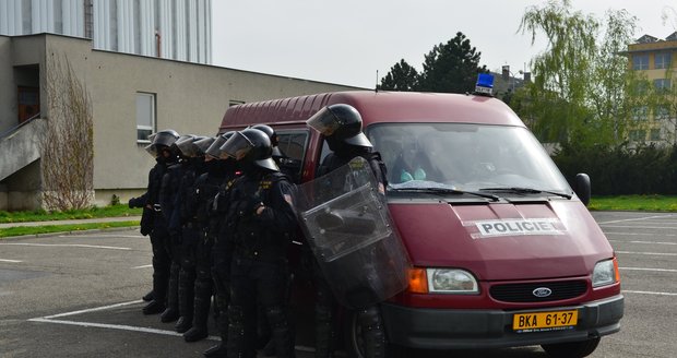Policisté na hokeji v Jihlavě pomáhali fanouškovi, který zkolaboval