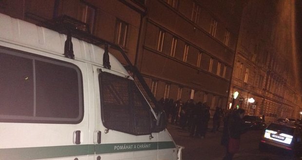 Squateři obsadili dům v Praze, další skupinka napadla policisty