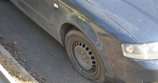 Řidič Audi ujížděl policistům na R10, padlo pět varovných výstřelů