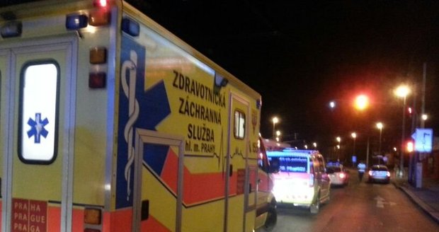 Muže ležícího v kolejišti si všiml až řidič další tramvaje, jeho život se už nepodařilo zachránit