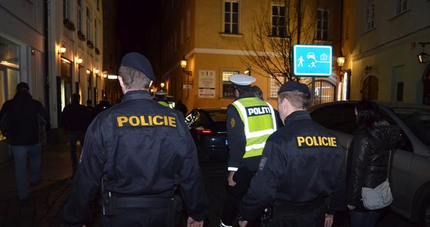 Policisté řešili desítky podnapilých mladistvých Dánů, řešili také loupež, které se dva z nich dopustili