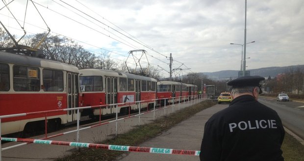 Policisté vyšetřují nález mrtvé ženy v tramvaji
