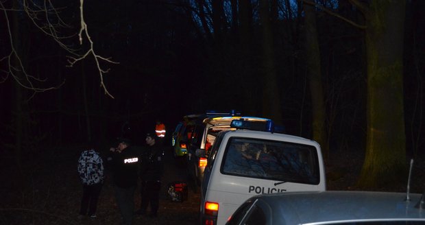 Kriminalisté vyšetřují nález těla mrtvého muže v lese