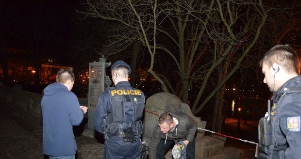 Dánští studenti skákali z mostu Legií do Vltavy
